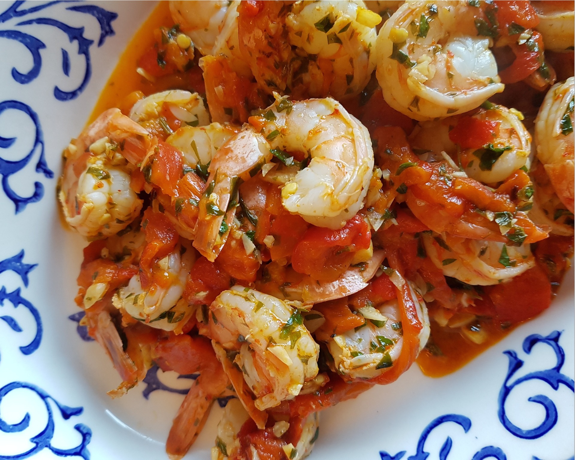 Crevettes à la poêle avec poivrons rouges rôtis et sauce citron poivre