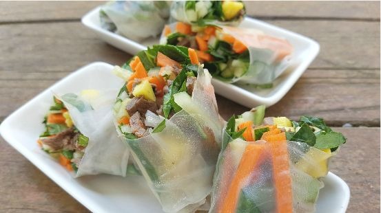 Bœuf en tranches, légumes dans papier de riz