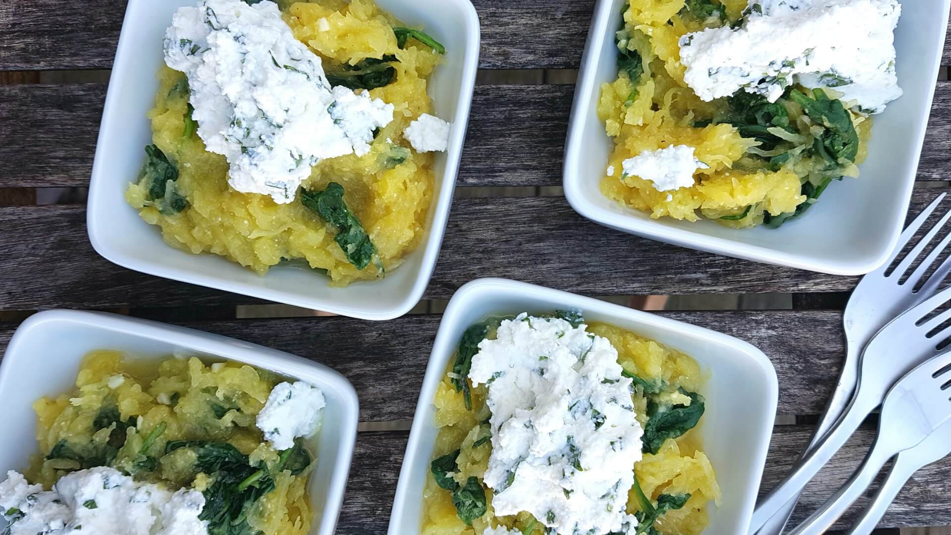 Bols de purée purée, épinards garni de fromage ricotta