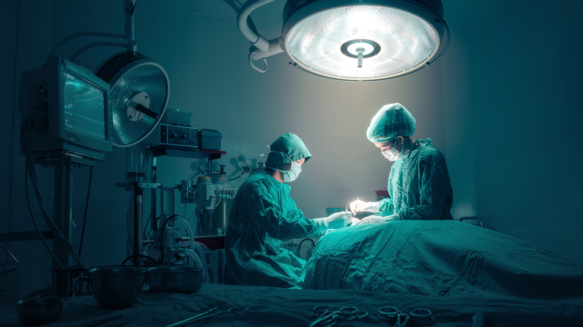 Chirurgiens équipe Travailler avec le suivi des patients dans la salle d'opération chirurgicale