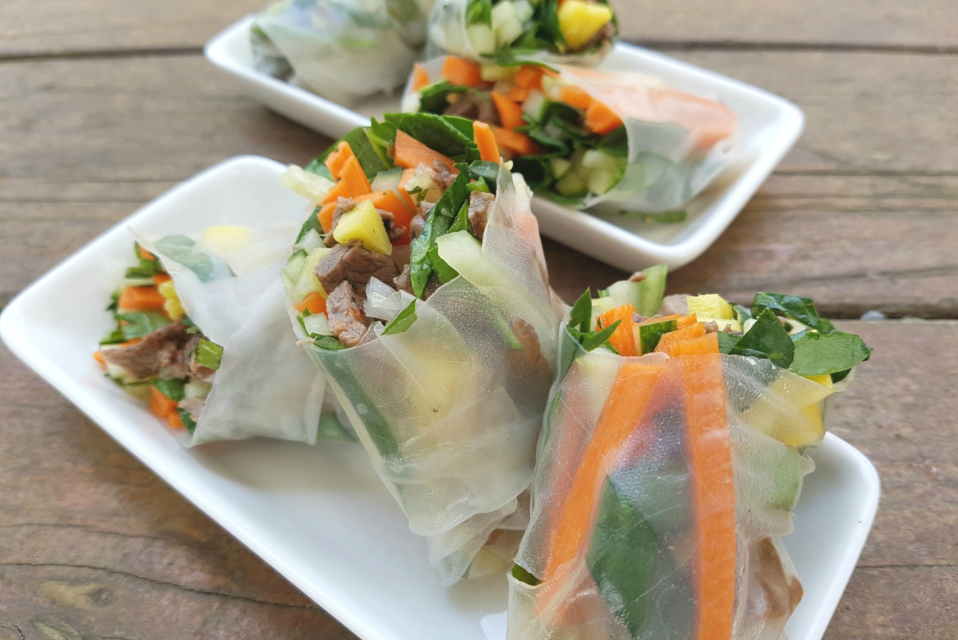 Bœuf en tranches, légumes dans papier de riz