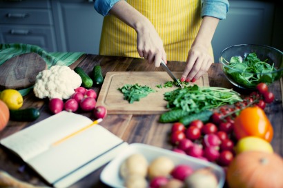 Femme coupant des légumes
