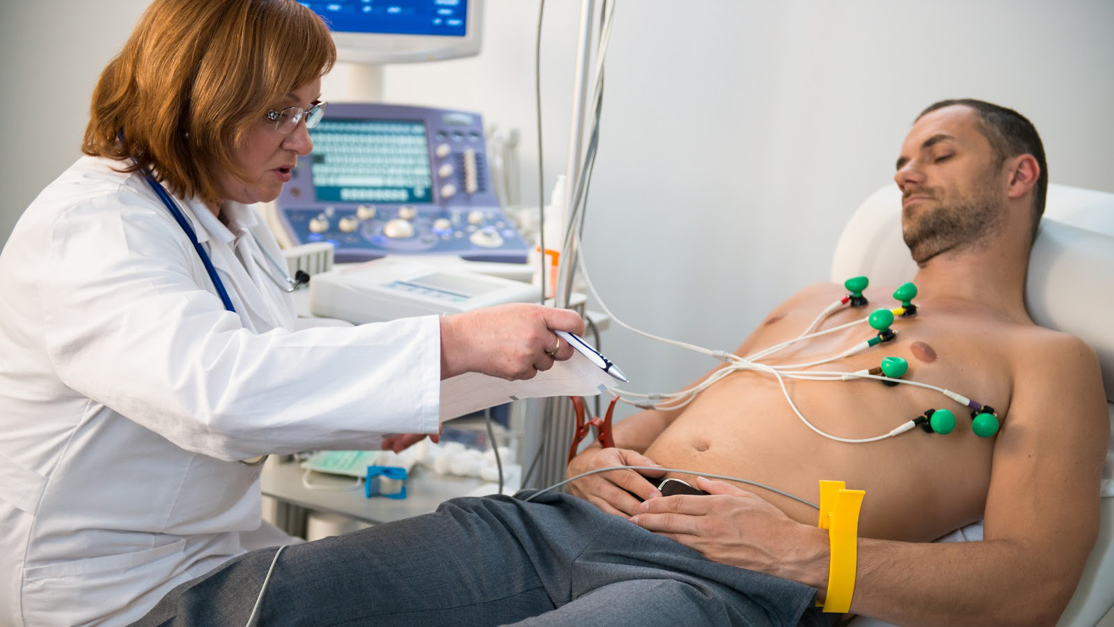 Une médecin soumettant un patient à un ECG