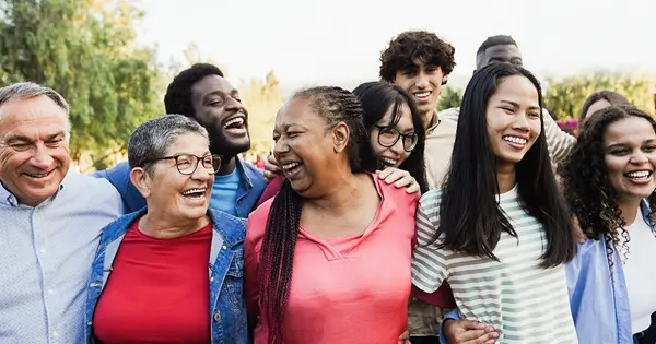 Un groupe diversifié d'amis célébrant en plein air.