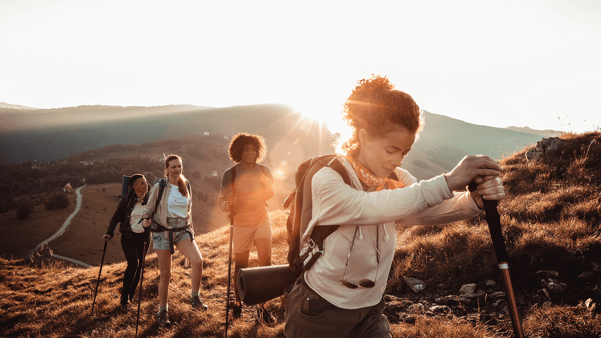 Femme marchant sur une montagne