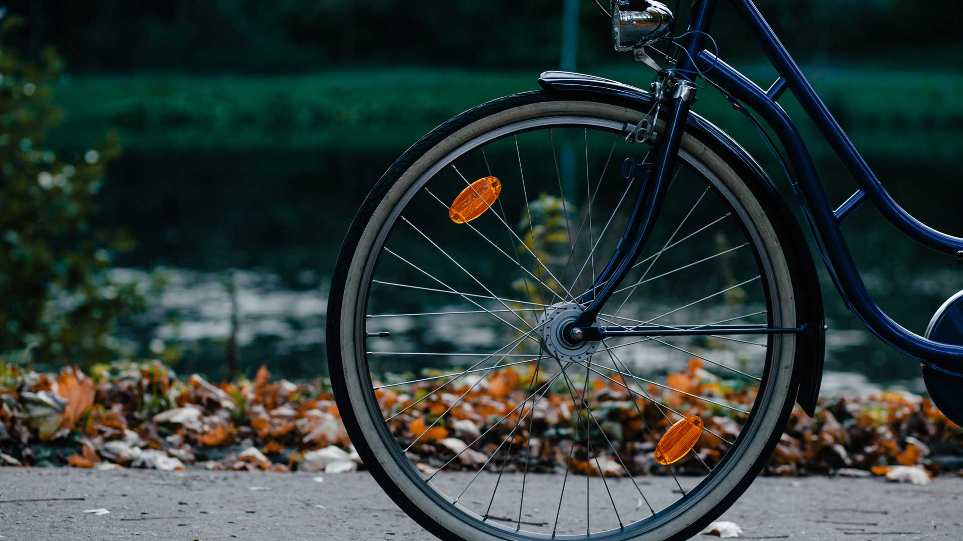 Gros plan du vélo sur la piste cyclable