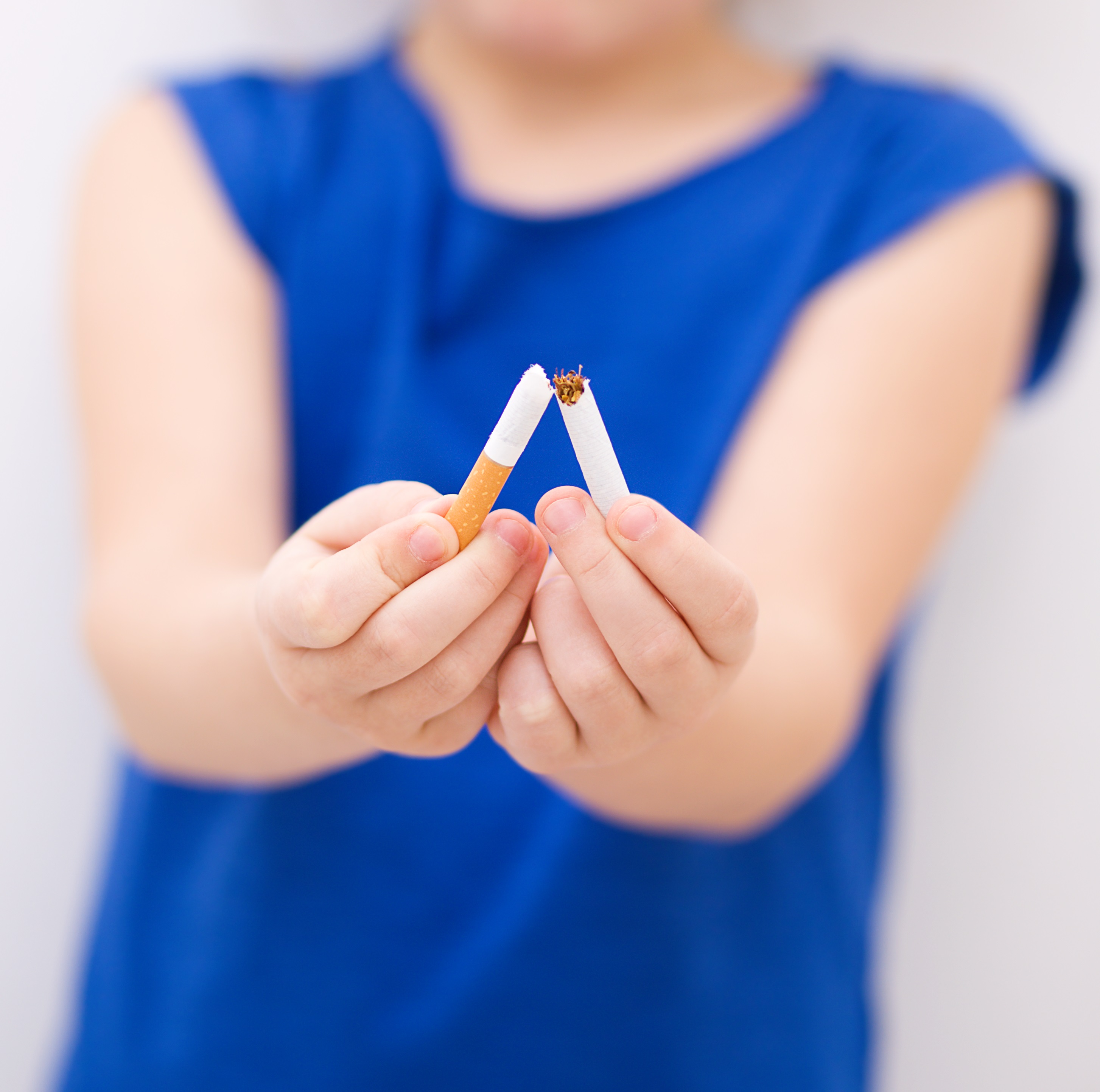 Gros plan d'une jeune fille casser cigarette