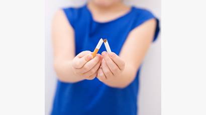 Gros plan d'une jeune fille casser cigarette