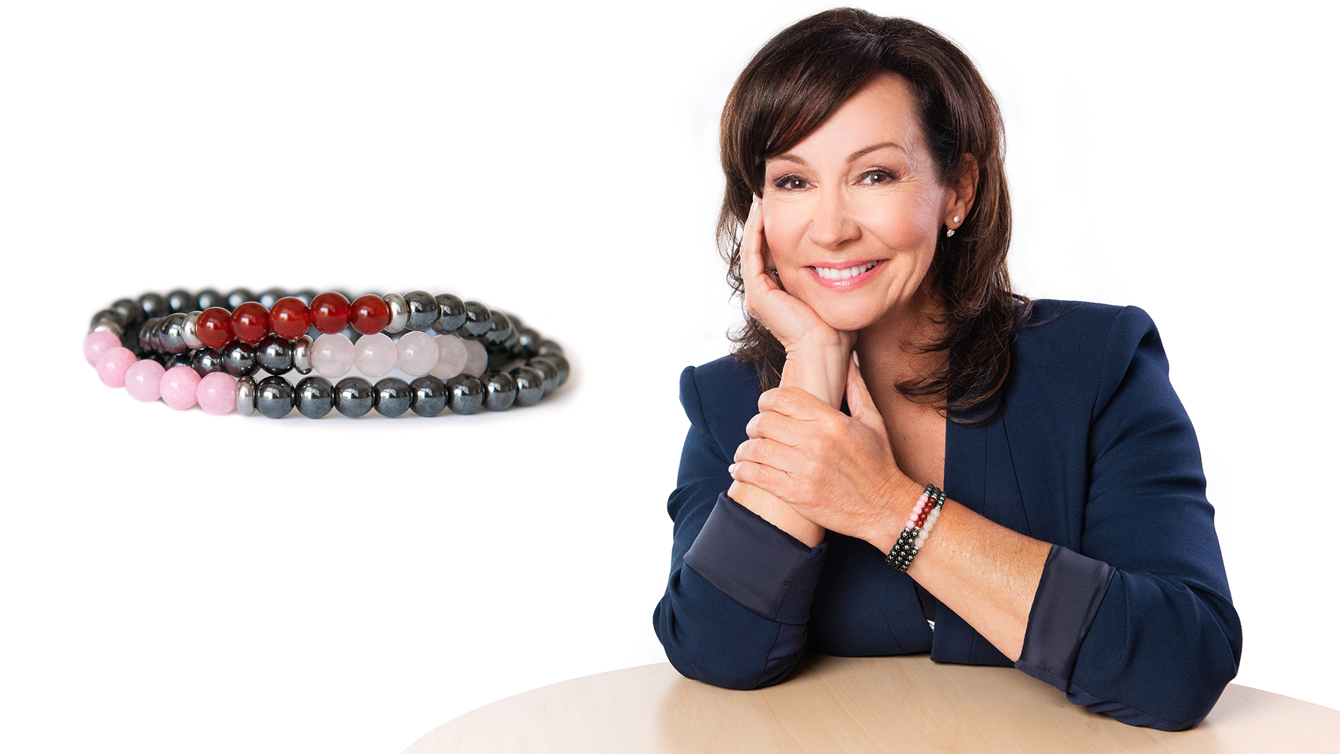 Josée Boudreault en tête avec un bijou de bracelets de vie. Josée Boudreault en tête avec un bijou de bracelets de vie.