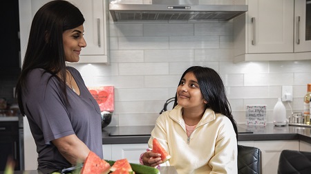 Kayla et sa mère discutent ensemble dans la cuisine