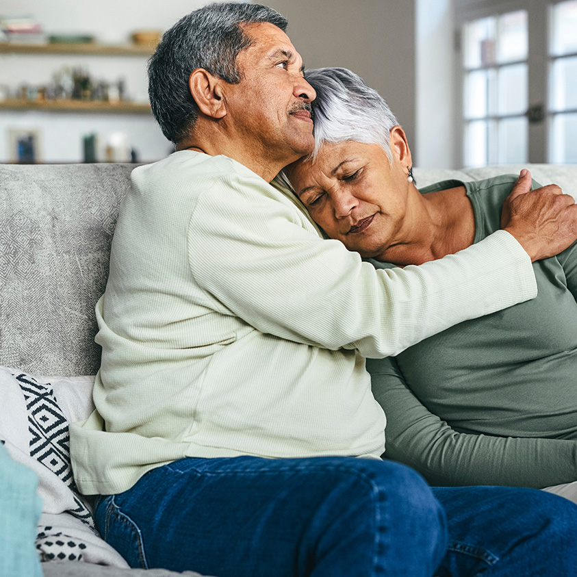 Un homme âgé réconfortant sa femme
