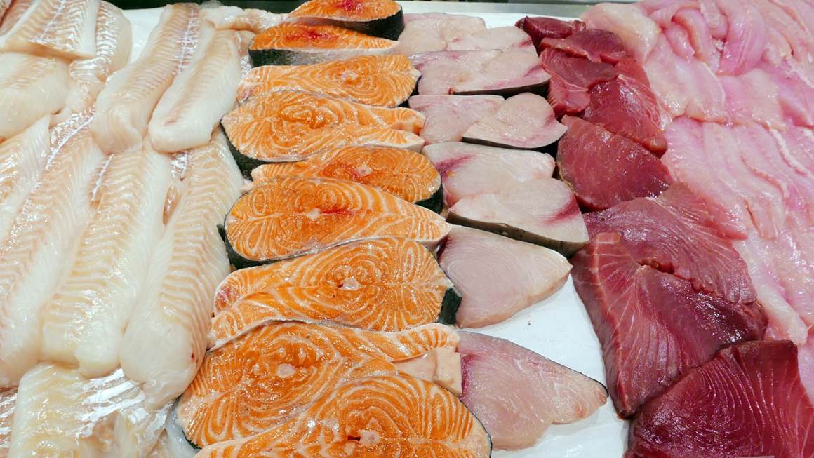 Filets de saumon frais sur une table