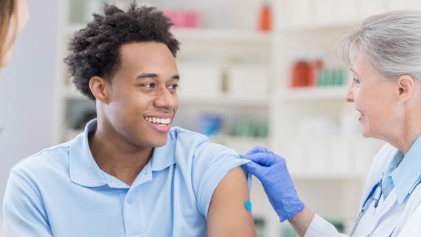 Une professionnelle de la santé administre un vaccin contre la grippe à une personne.