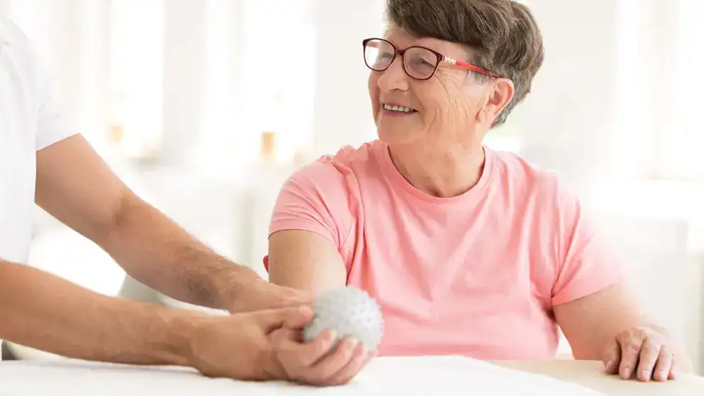 Une femme souriant pendant un traitement.