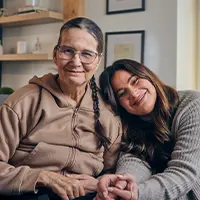 Lynne et sa fille, Shawnee Kish, qui sourient en se tenant les mains.