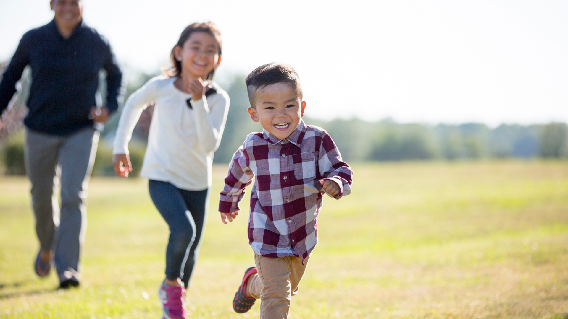 jeune fille garçon et son père courir à l'extérieur