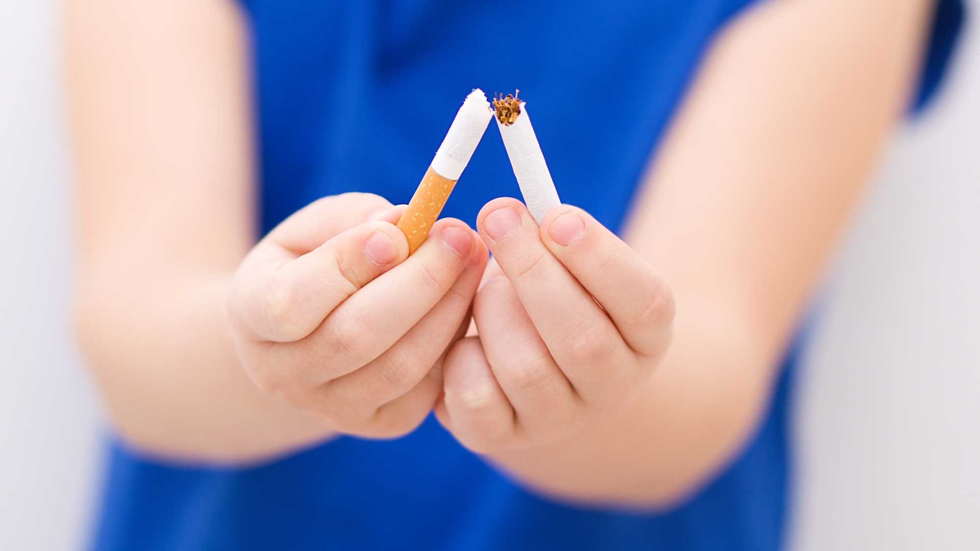 Gros plan, fille, Cigarette