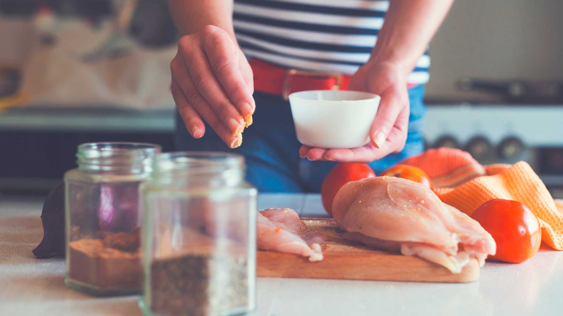 Femme, confection, poulet, plat