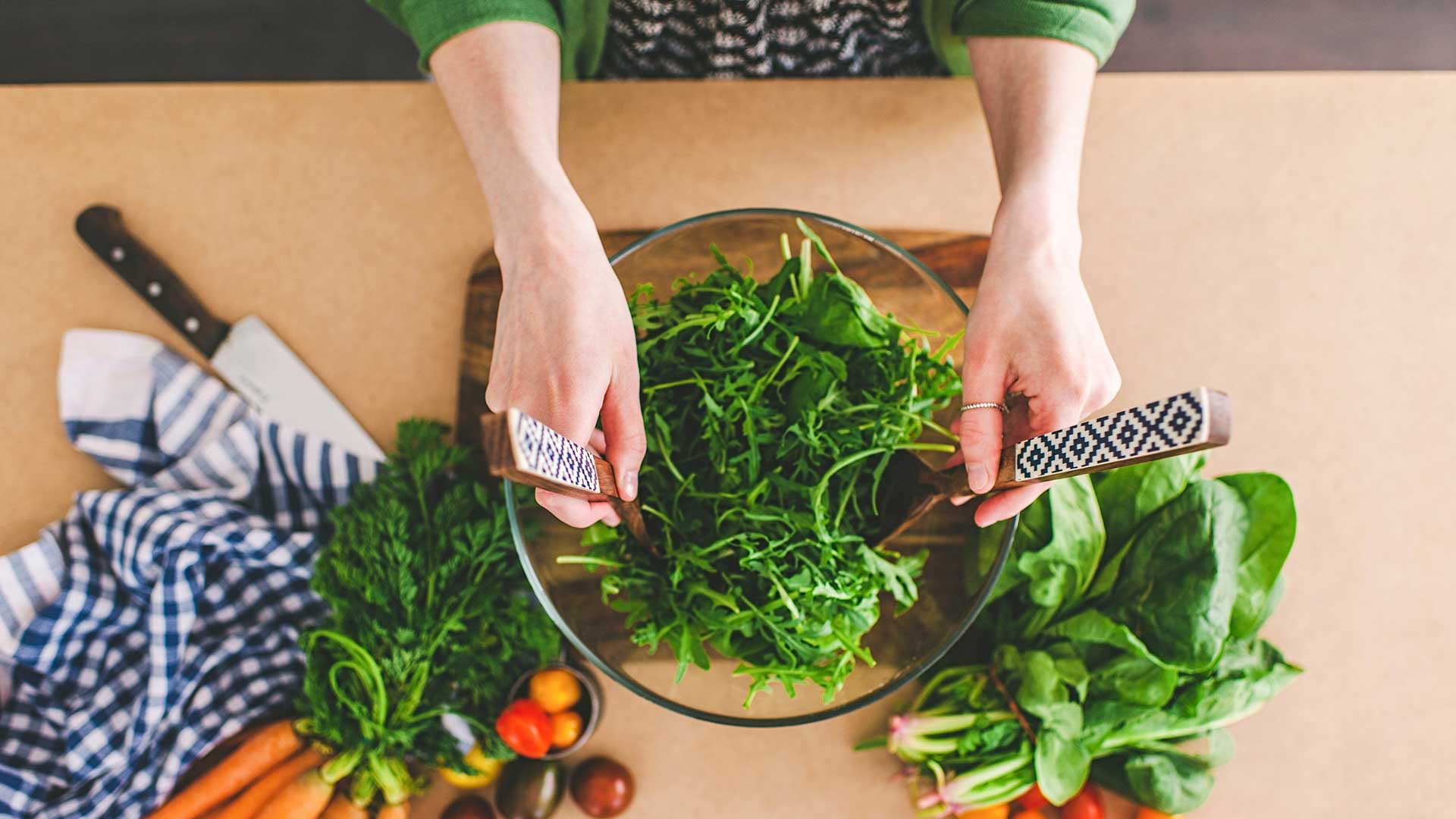 Femme faisant salade