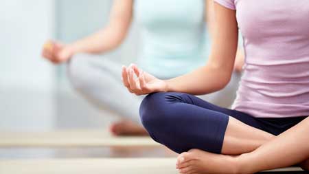 Les jeunes pratiquent le yoga à l'intérieur