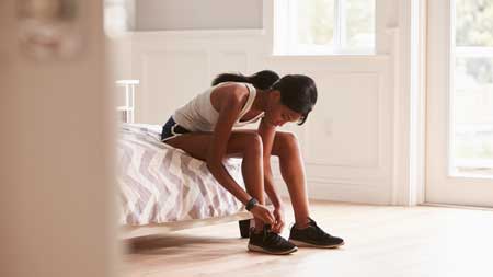 Jeune, femme, sien, chambre à coucher, attacher