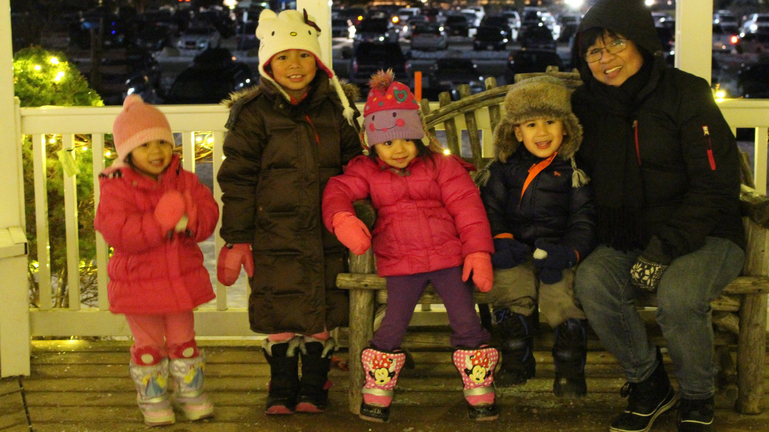 <p>Tina avec quatre de ses petits-enfants</p> <p>Tina avec quatre de ses petits-enfants</p>