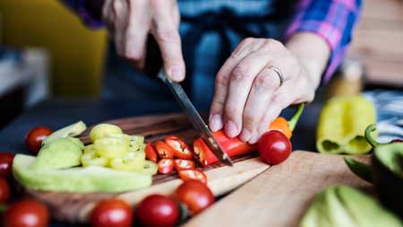 Femme couper un piment près