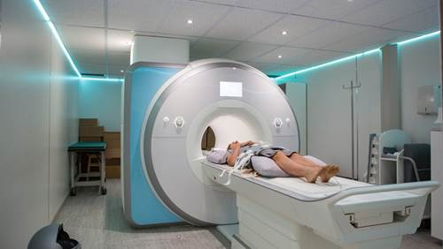 Une patiente allongée s’apprête à passer dans le tunnel d’une IRM.