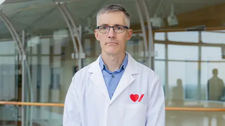 Le Dr Andrew Mackie, chercheur subventionné par Cœur + AVC