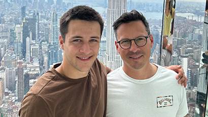 Olivier et son père posent devant le skyline de New York