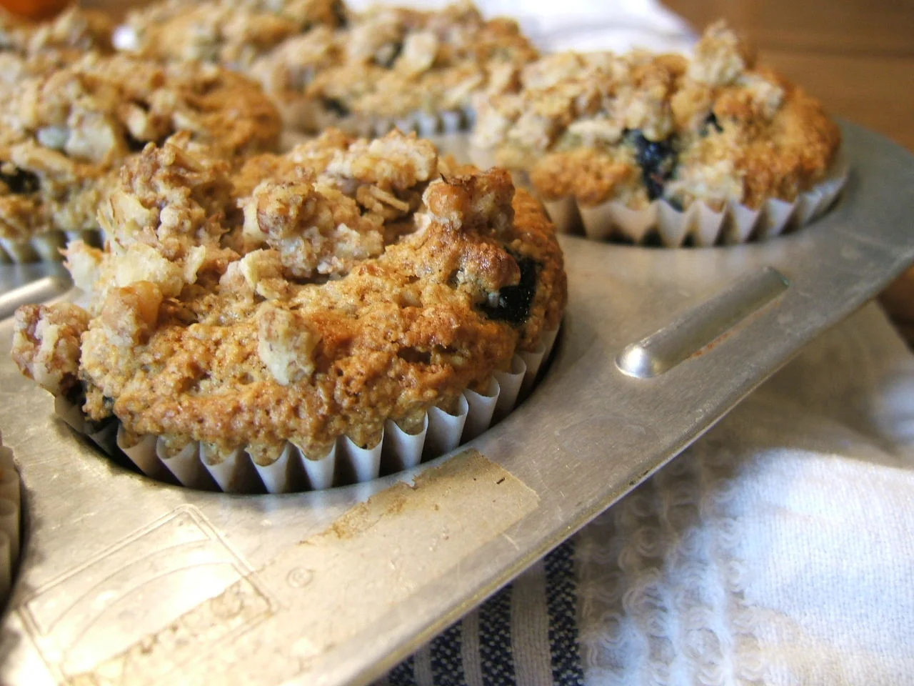 Muffins à l’avoine, aux bleuets et aux noix dans un moule à muffins.