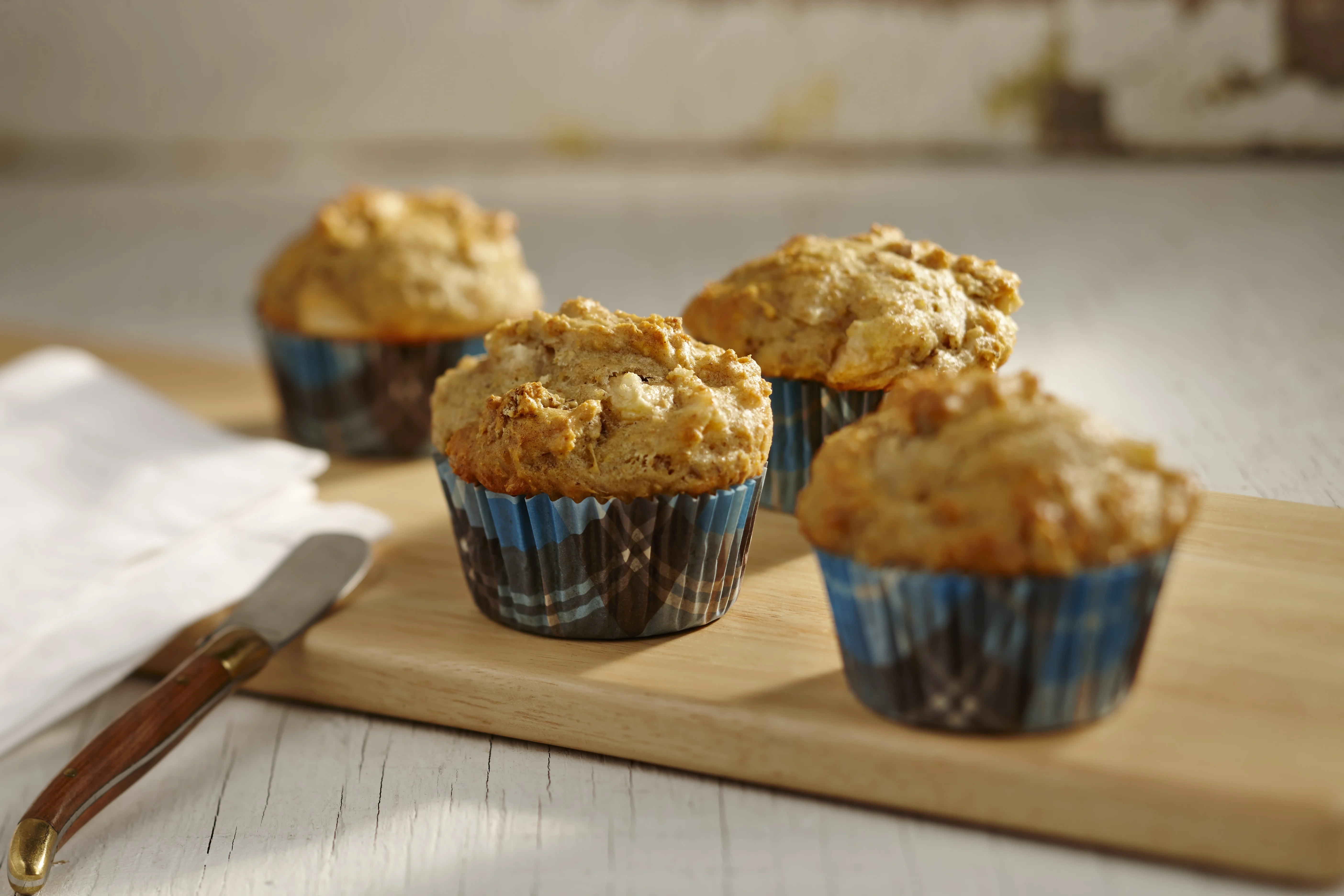 Muffins à la poire et aux lentilles sur une planche à découper