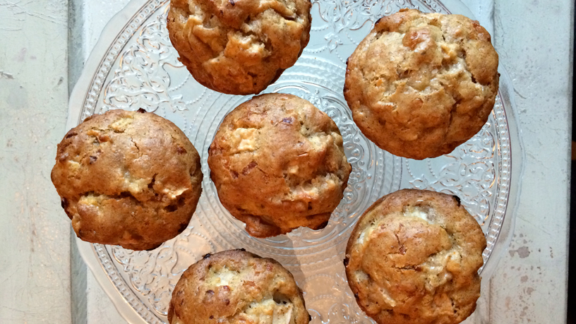 pommes érable cheddar muffins sur une plaque de verre clair