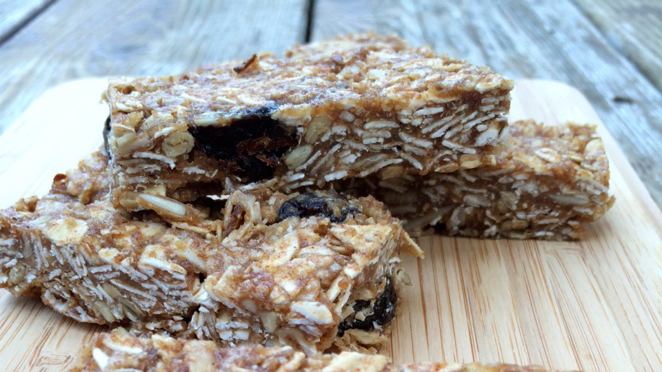 Barres aux amandes et à l’avoine servies sur une planche à découper en bois