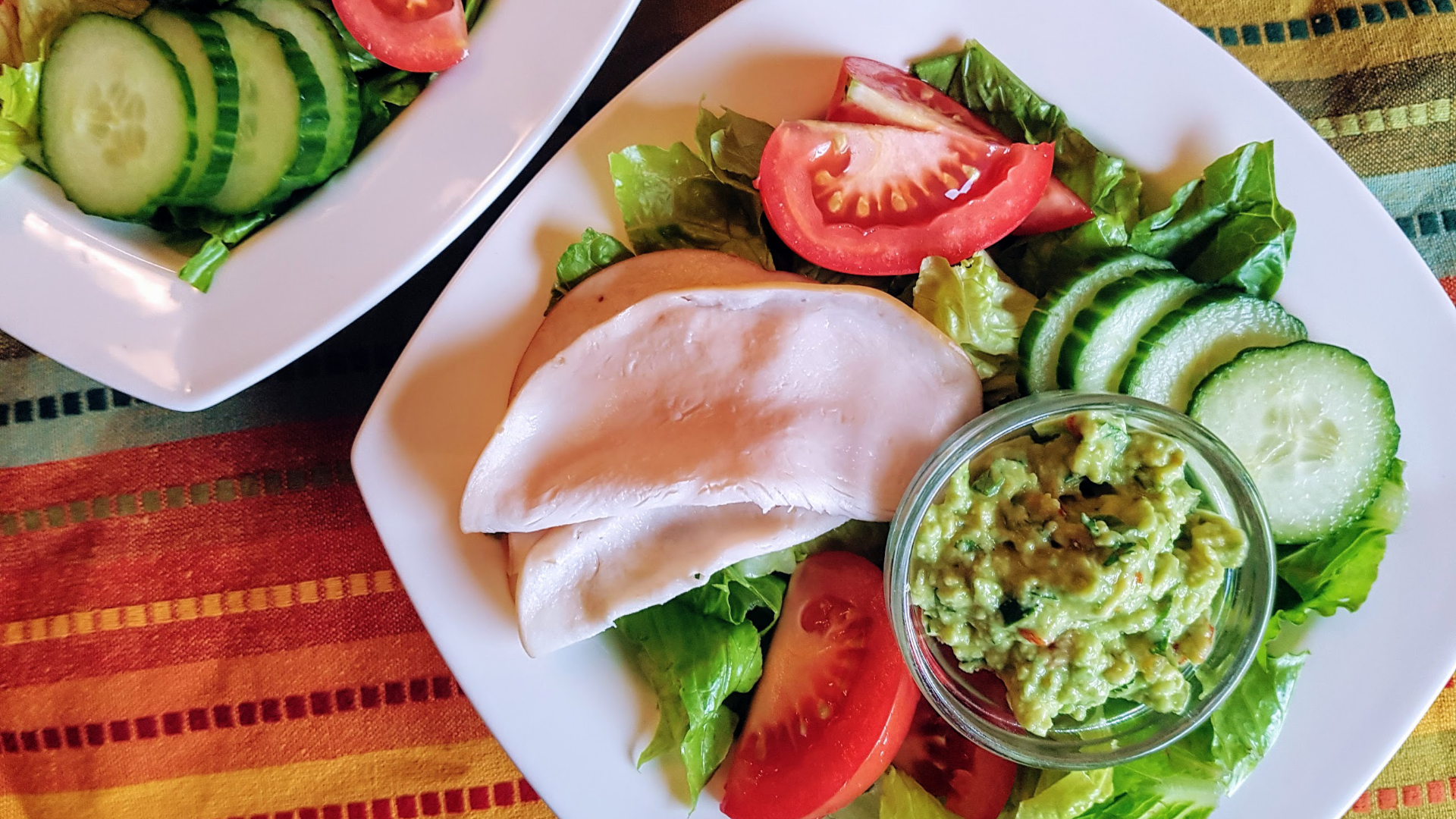 Salade-repas à l’avocat et aux piments jalapenos sur une assiette