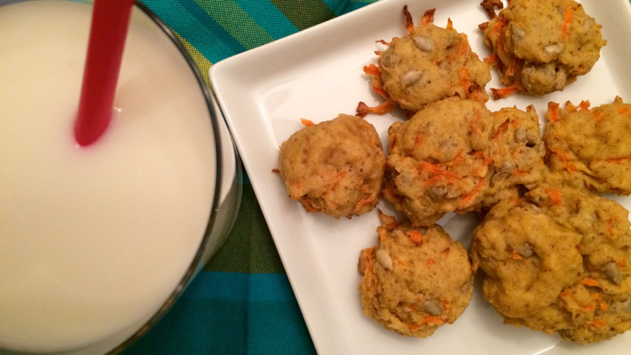 Les biscuits aux carottes sur une assiette carrée blanche.  Un verre de lait avec une paille rouge