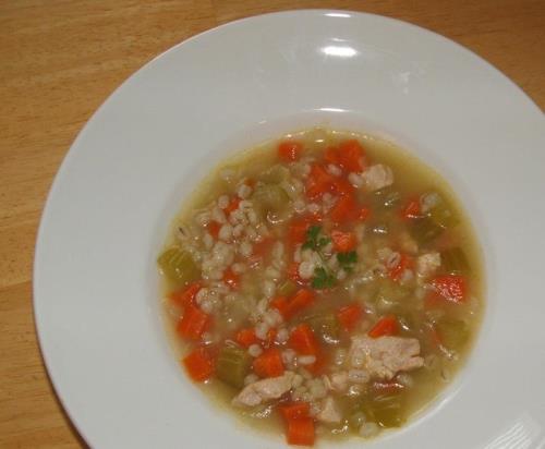  Soupe au poulet et à l’orge dans un bol blanc