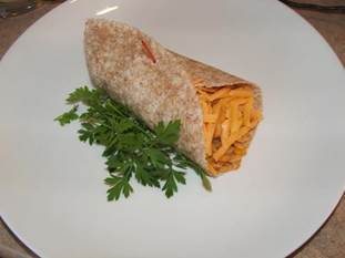 Burrito au poulet sur une assiette blanche