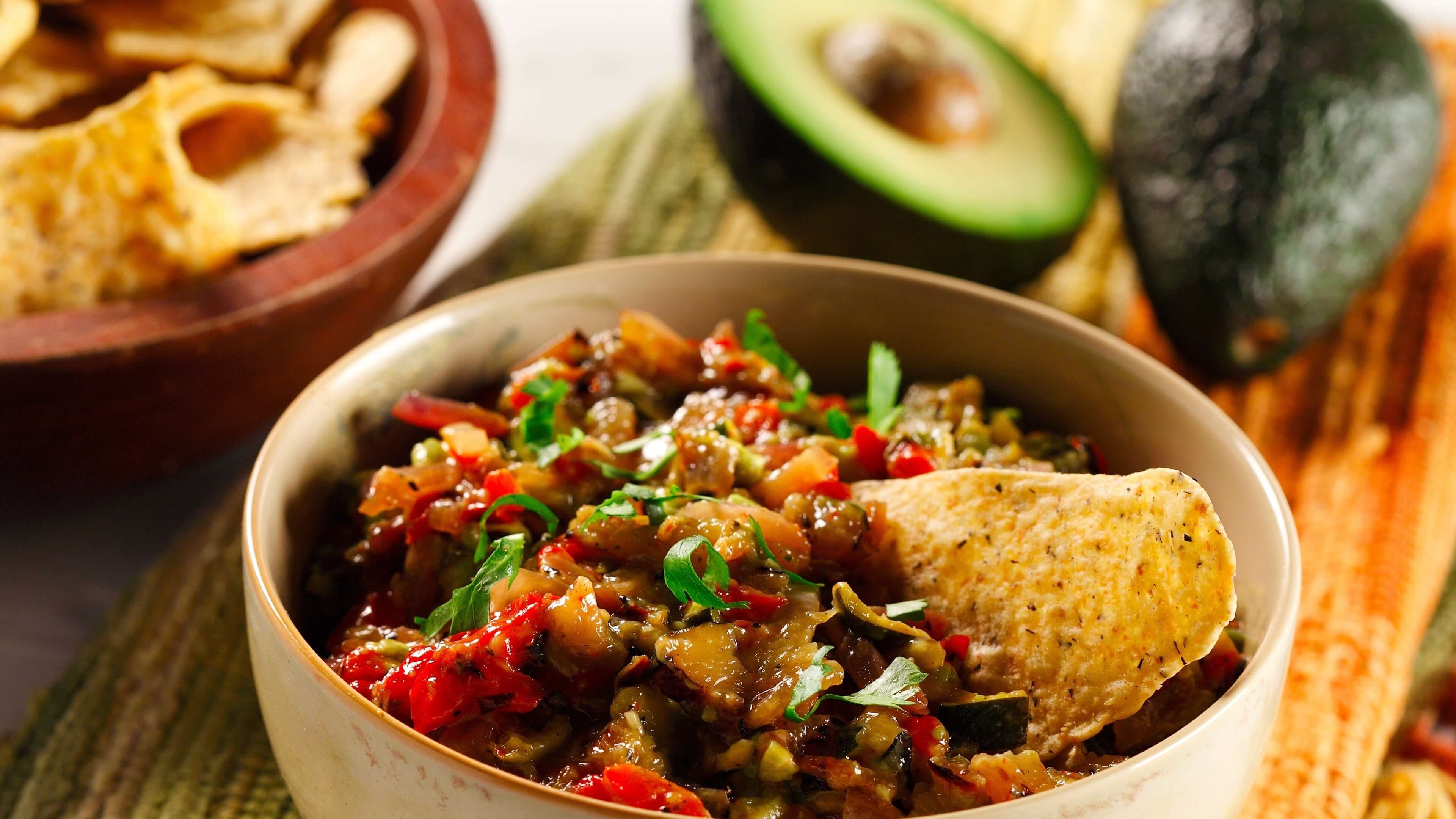 guacamole de légumes dans un bol avec des chips tortilla et avocat