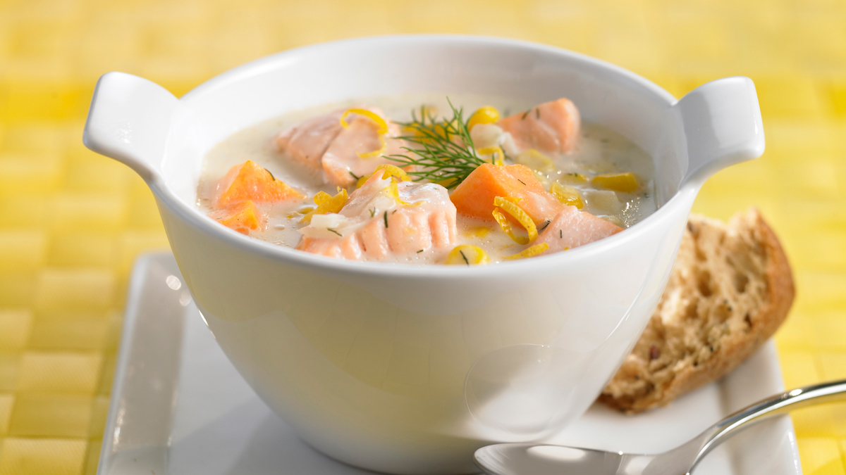 Chaudrée au maïs, aux patates douces et au saumon