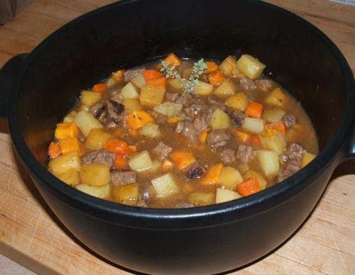 Ragoût de bœuf facile à préparer dans une casserole noire