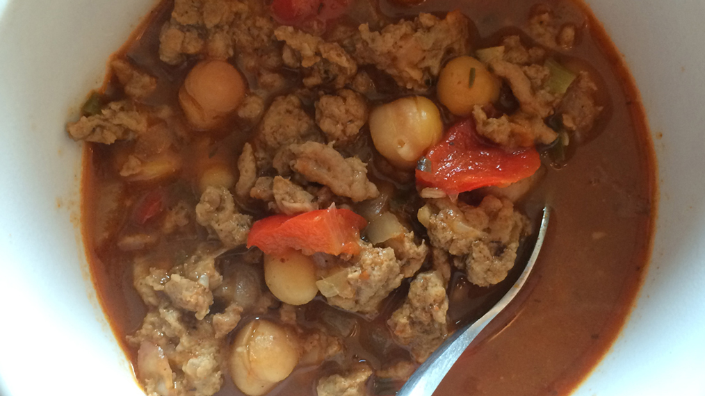Garniture simple pour tacos dans un bol blanc avec une cuillère