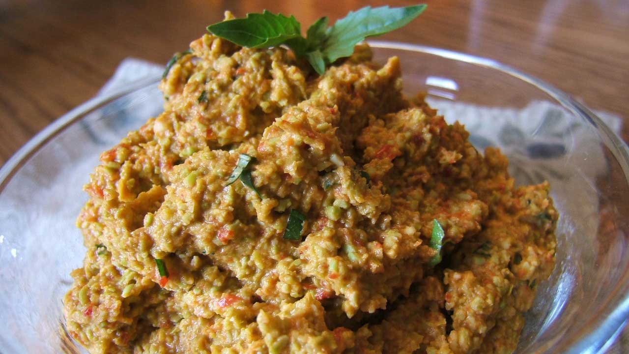 Tartinade à l’edamame et aux poivrons rouges rôtis dans un bol de verre