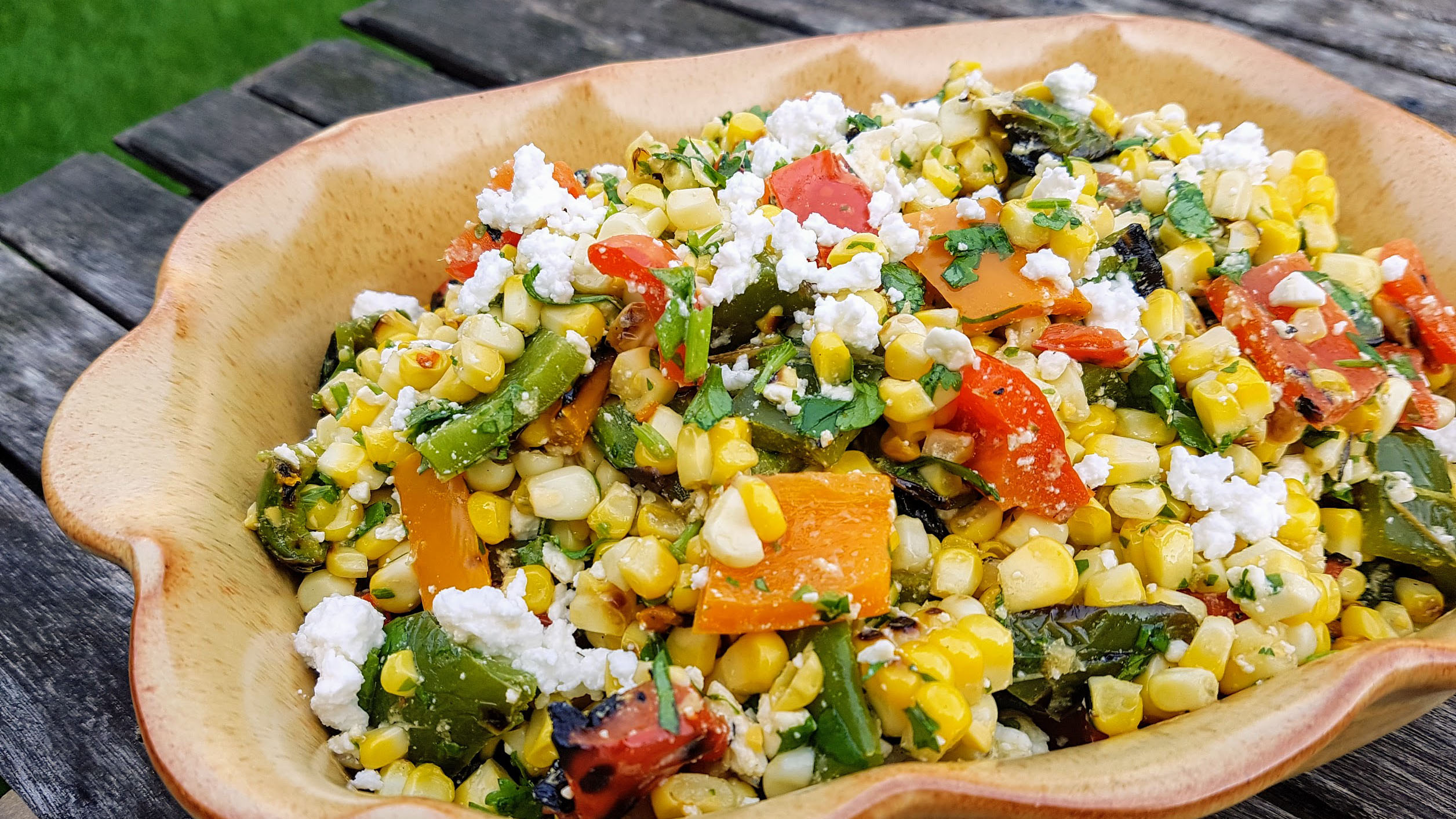 Salade de maïs et de poivrons grillés dans un bol