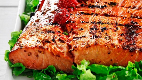 Saumon grillé avec vinaigrette Dijon-framboise