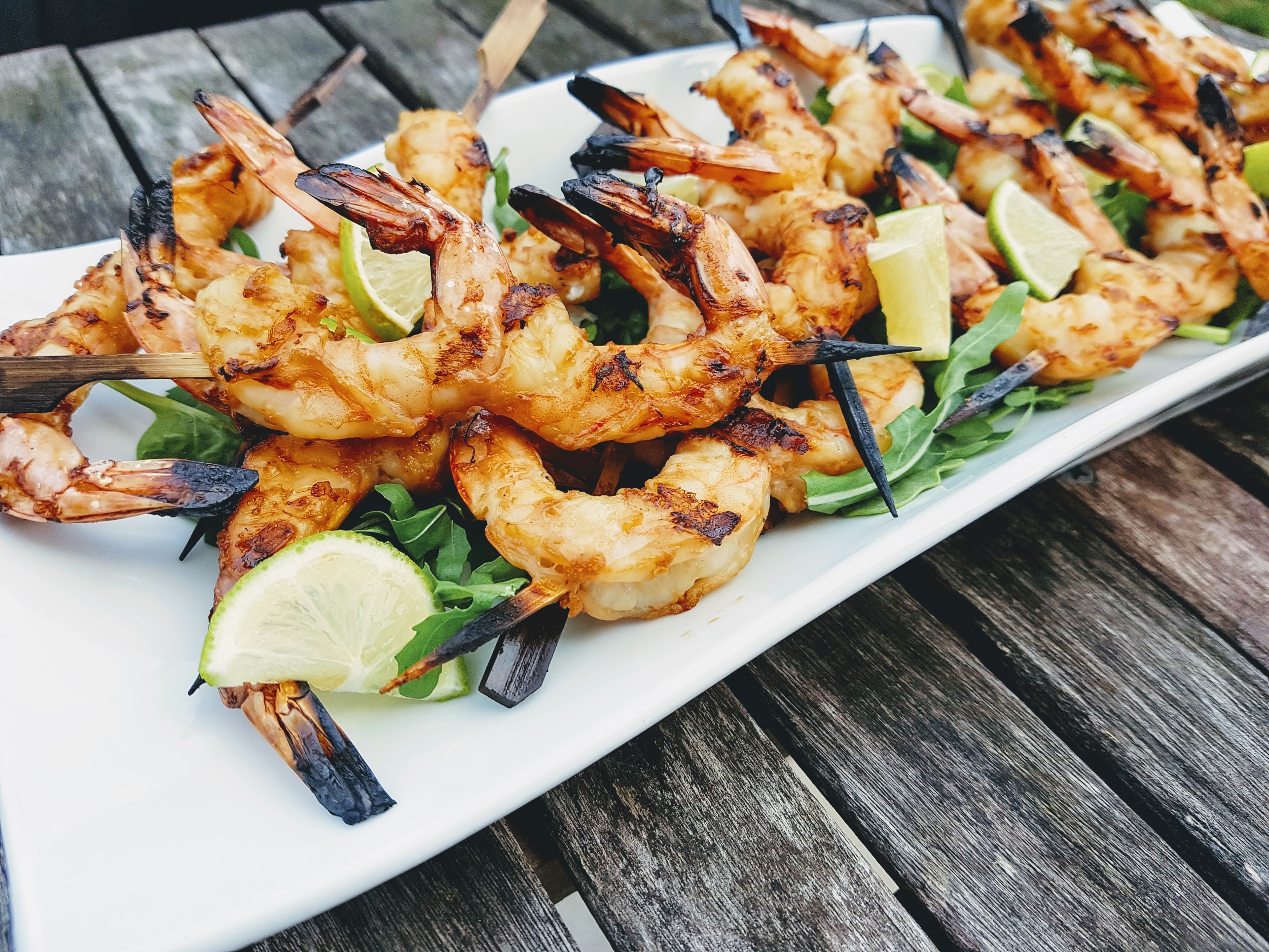 Pile de crevettes grillées sur un lit de roquette