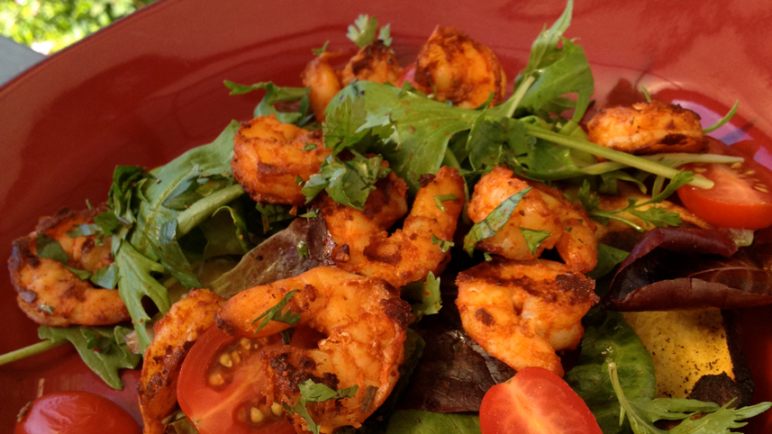 Salade de crevettes et tortillas grillées
