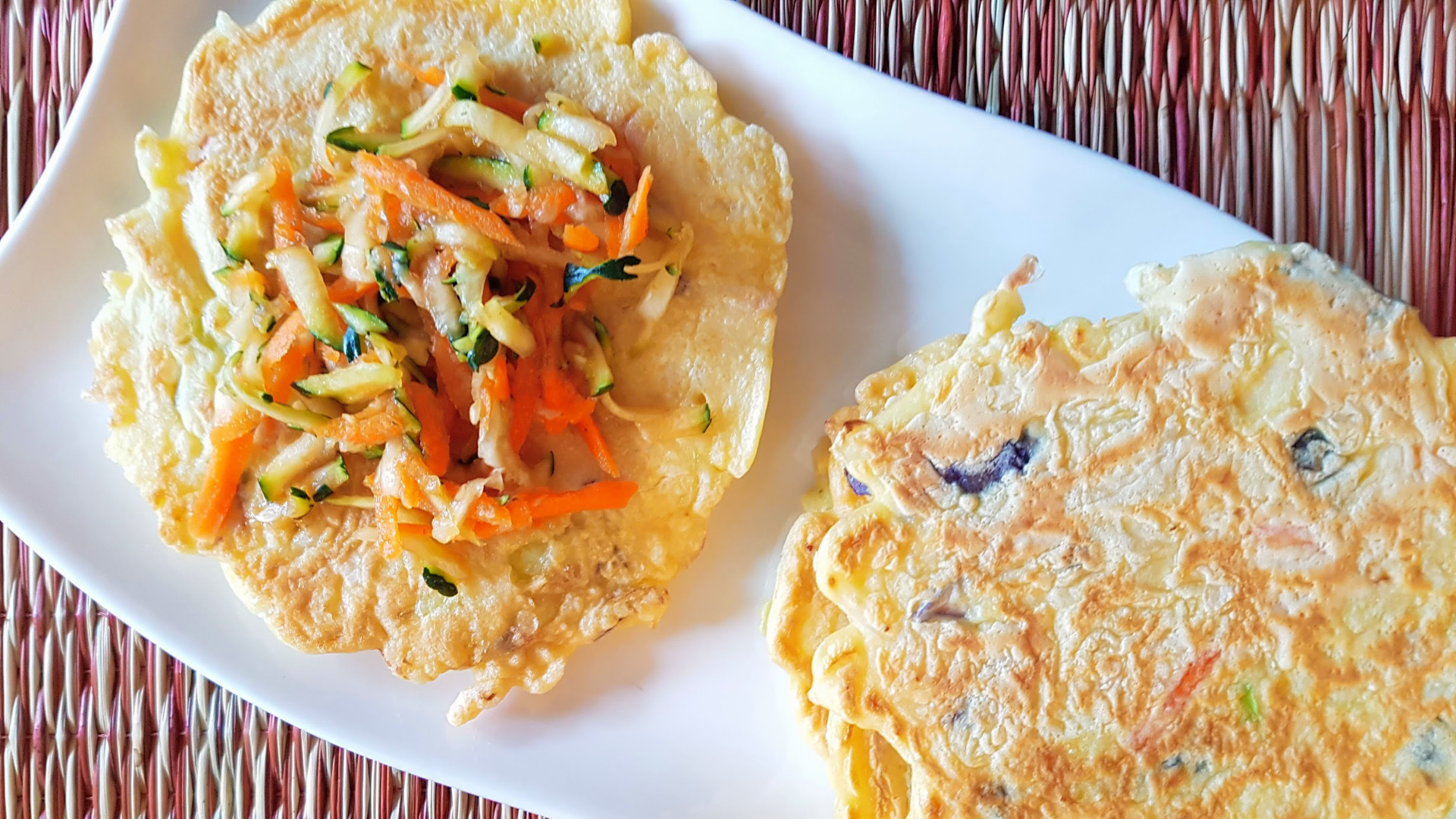 Deux crêpe salée d’inspiration japonaise sur une assiette