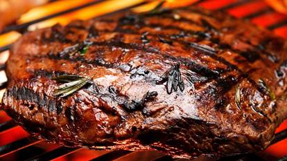 Steak grillé sur barbecue