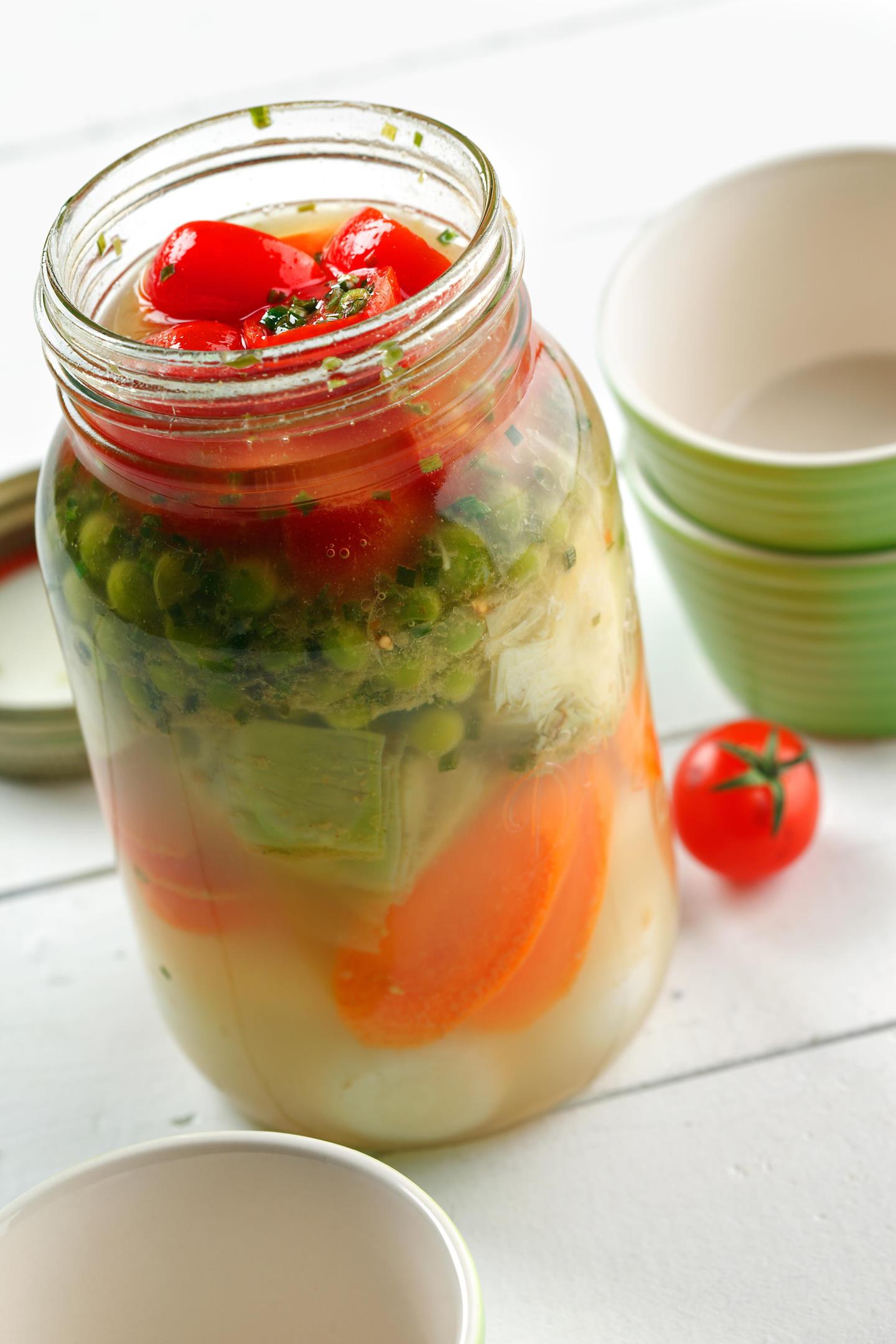 Légumes marinés au gingembre dans un bocal